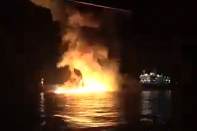 Na Bliskom istoku napadnuto šest tankera! Eksplozije odzvanjanju, brodovi gore, odjekuje "Alahu akbar" (VIDEO)