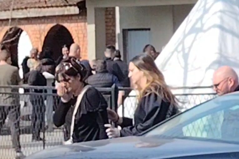 Potresne scene u kući Darka Lazića! Doneo umrlicu brata - majka, baka i Draganova supruga se slomile (FOTO/VIDEO)