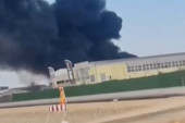 Požar u fabrici između Rume i Iriga: Dim kulja iznad industrijske zone, vatrogasci na terenu (VIDEO)