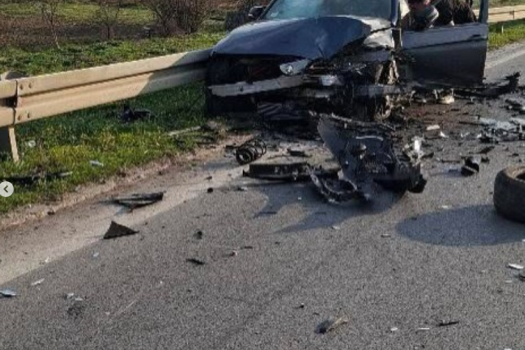 Stravična nesreća na Umci: Povređene tri osobe, vozila potpuno smrskana