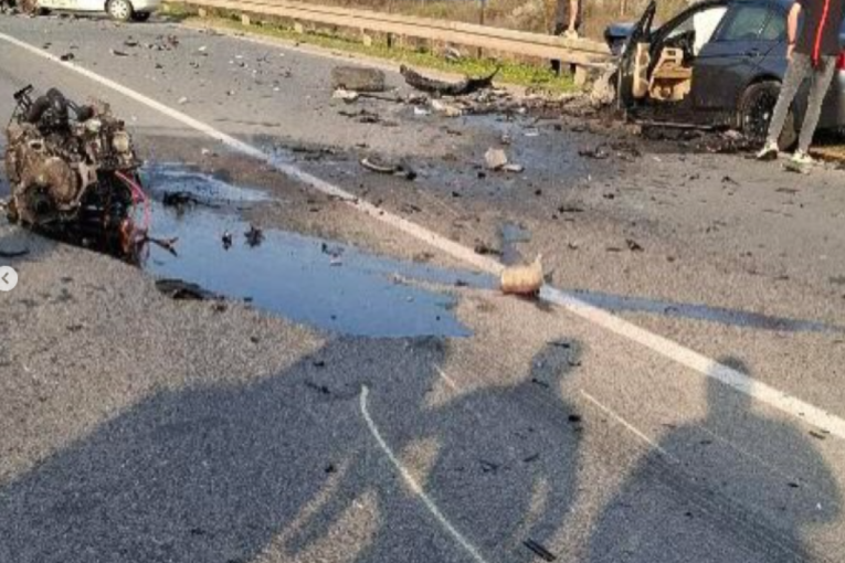 Jezivi prizori kod Šapca! Kamion smrskan posle udara, tela poginulih radnika prekrivena pored puta!