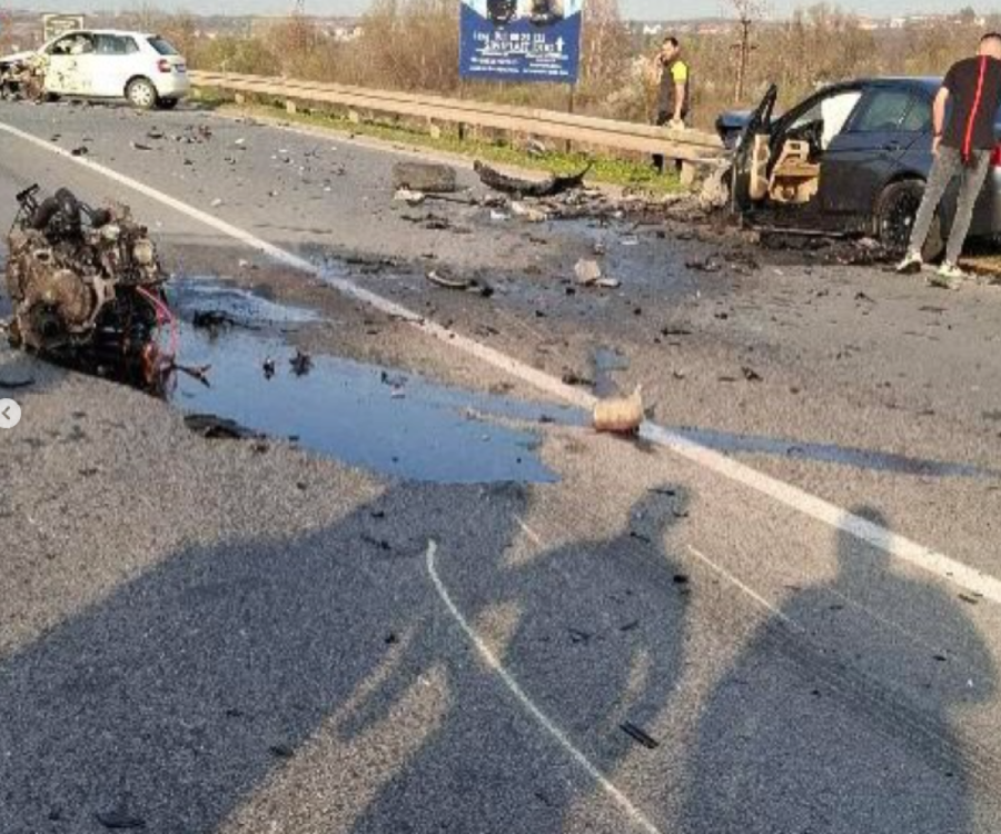 Stravična nesreća na Umci: Povređene tri osobe, vozila potpuno smrskana