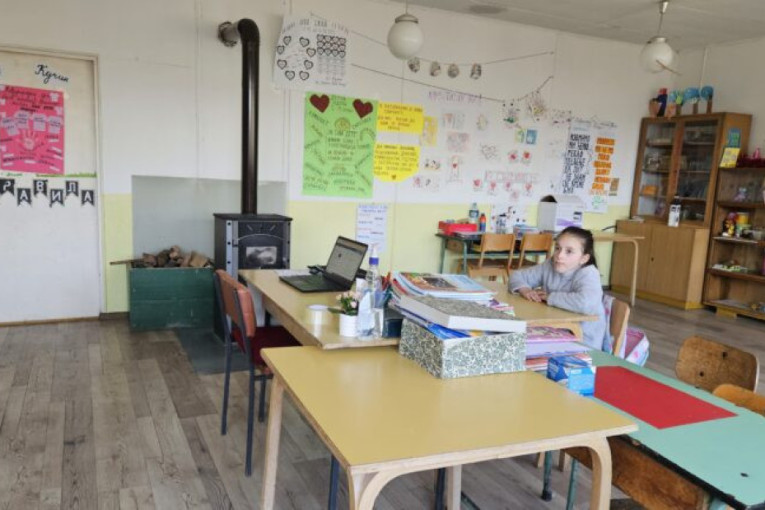 Školsko zvono zvoni samo za jednu devojčicu: Marija bez straha preko planine peške stiže do učionice (FOTO)