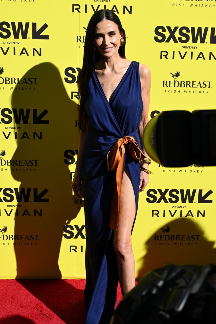 Demi Mur u sedmoj deceniji izgleda mršavije nego ikad: Pored ekstremno vitke figure, zvezda večeri je bila i njena čivava (FOTO)