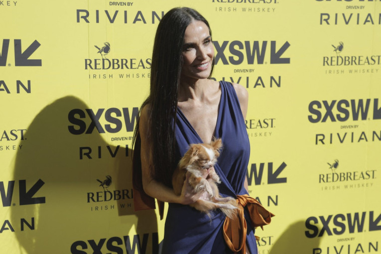 Demi Mur u sedmoj deceniji izgleda mršavije nego ikad: Pored ekstremno vitke figure, zvezda večeri je bila i njena čivava (FOTO)