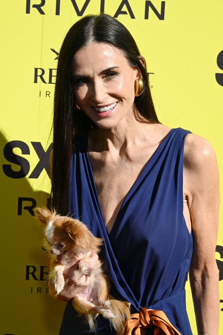 Demi Mur u sedmoj deceniji izgleda mršavije nego ikad: Pored ekstremno vitke figure, zvezda večeri je bila i njena čivava (FOTO)