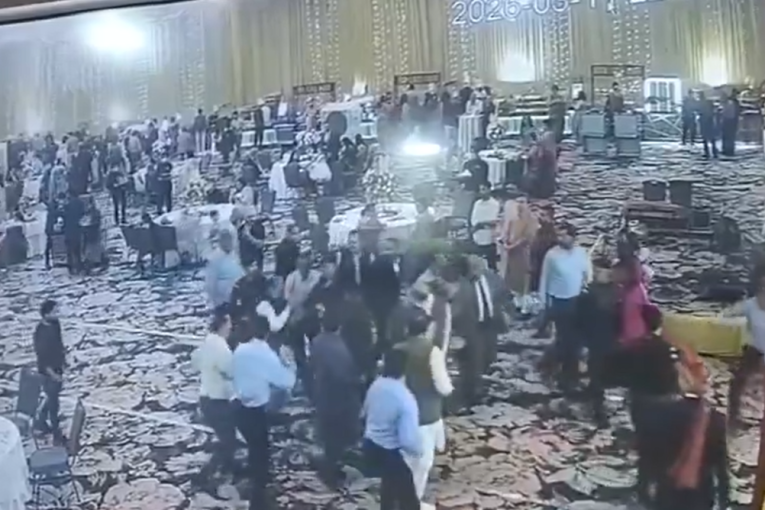 Političar zamalo ubijen na svadbi: Napadač mu prišao s leđa, telohranitelji reagovali čim je izvukao pištolj (VIDEO)