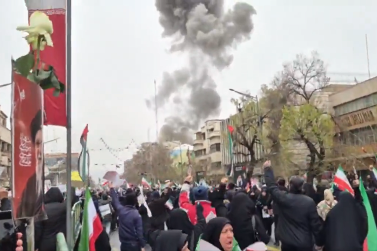 Na trgu u Teherenu odjeknula snažna eksplozija! Gađali usred protesta, sumnja se da je meta bio blizak saradnik vrhovnog vođe (VIDEO)