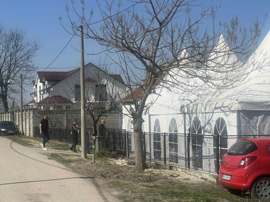 Sahrana brata Darka Lazića: Draganova udovica jedva hoda, pevač ljubi umrlicu (FOTO/VIDEO)