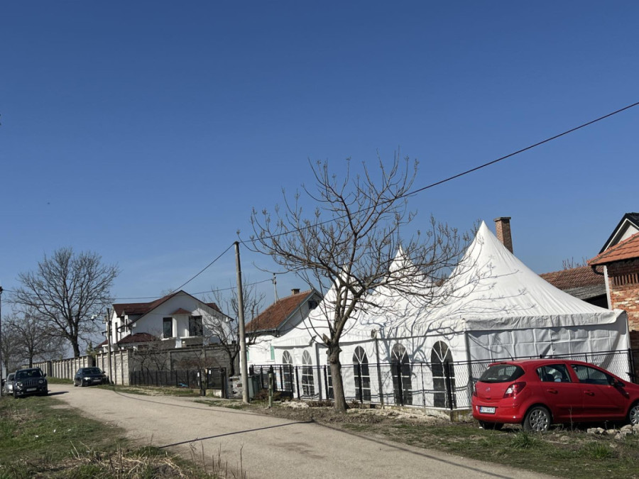 Ana Sević stigla na sahranu Darkovog brata: Čvrsto se grle i plaču (FOTO)