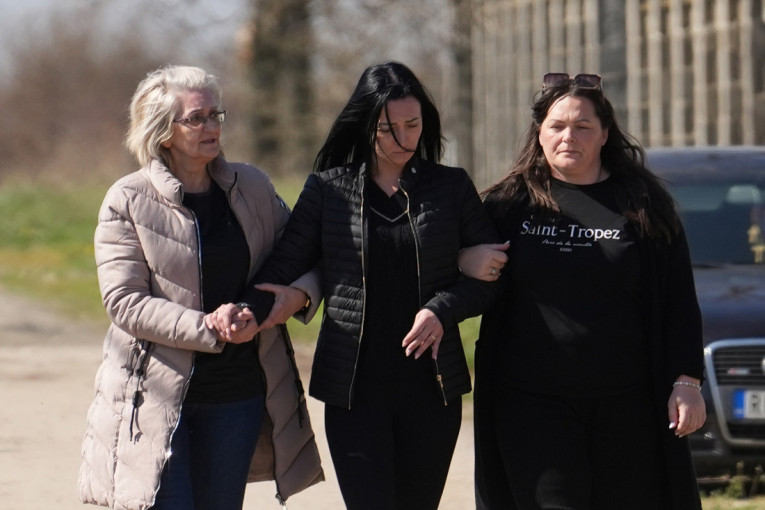 Sahrana brata Darka Lazića: Draganova udovica jedva hoda, pevač ljubi umrlicu (FOTO/VIDEO)