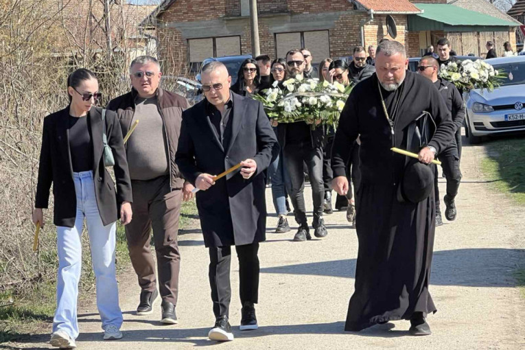 Darko Lazić tražio da u Draganov kovčeg stave važan predmet, počelo opelo (FOTO/VIDEO)
