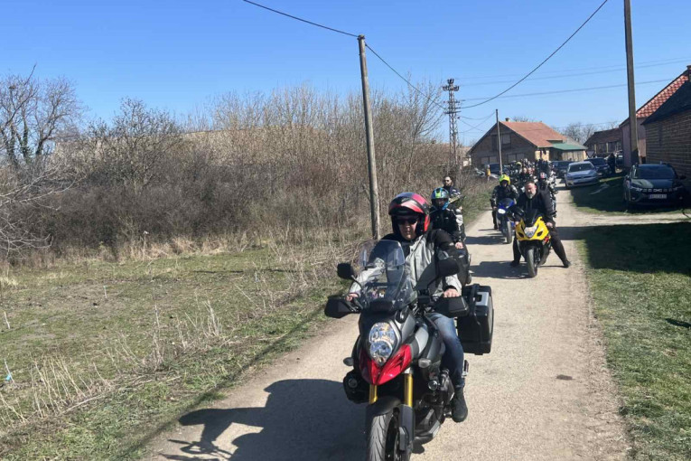 Bajkeri stigli na poslednji ispraćaj Dragana Lazića: Dolaze i brojne kolege, suze i bol preplavile Brestač (FOTO/VIDEO)
