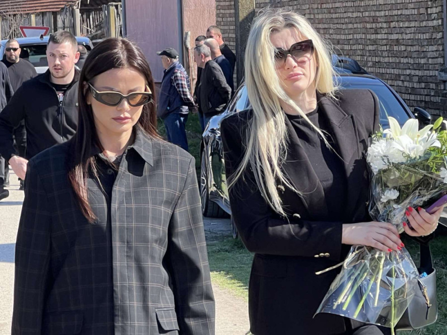 Bajkeri stigli na poslednji ispraćaj Dragana Lazića: Dolaze i brojne kolege, suze i bol preplavile Brestač (FOTO/VIDEO)