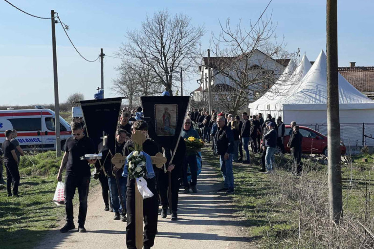 Darko Lazić tražio da u Draganov kovčeg stave važan predmet, počelo opelo (FOTO/VIDEO)