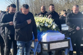 Stotine ljudi i muk u Brestaču: Iznesen kovčeg Dragana Lazića iz kuće, čuju se samo jecaji majke Branke