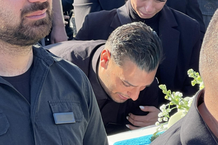 "Brate moj, zar ovako da te ispraćam?"Darko Lazić se ne odvaja od Draganovog kočega  (FOTO)