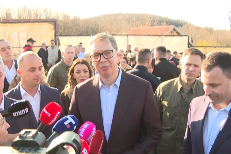 Vučić u Aranđelovcu: Obilazi eko naselje "Šumadijski kutak" (FOTO/VIDEO)