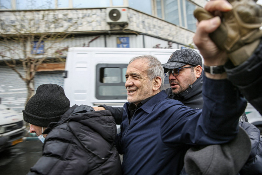 Kakve scene u Iranu! Na ulicama hiljade ljudi, ne plaše se američkih bombi, među njima i najviše rukovodstvo zemlje (VIDEO/FOTO)