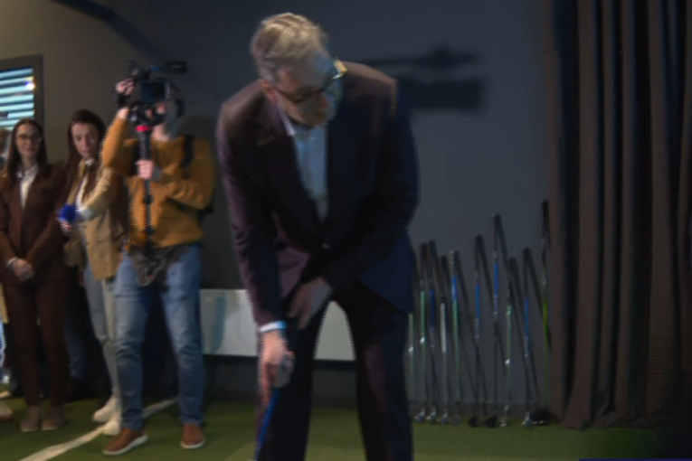 Vučić zaigrao golf u Raniloviću: Kad ljudi vide šta ste sve doneli iz Amerike, dolaziće još više (FOTO/VIDEO)