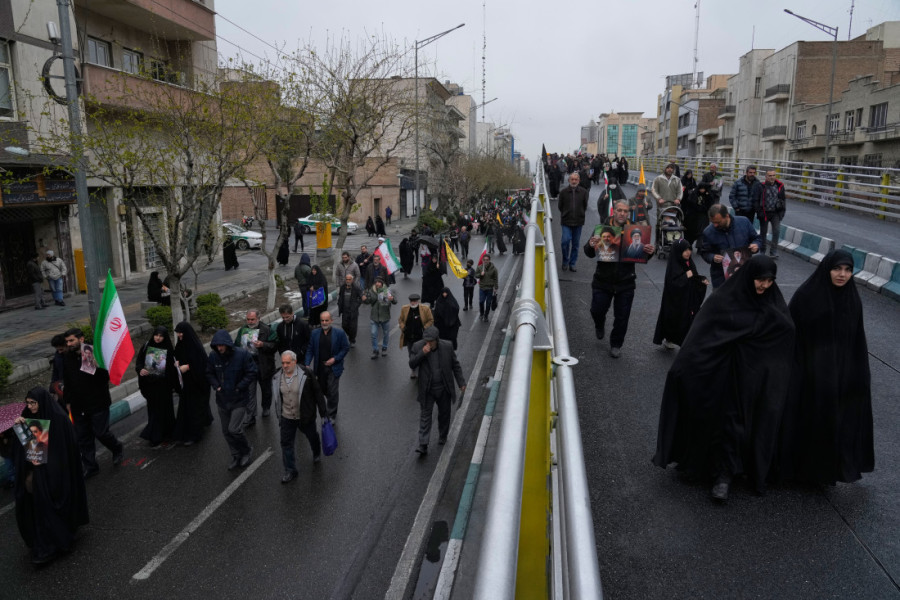 Kakve scene u Iranu! Na ulicama hiljade ljudi, ne plaše se američkih bombi, među njima i najviše rukovodstvo zemlje (VIDEO/FOTO)