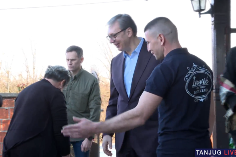 Vučić kod Ivovića: Predsednik gost šumadijske destilerije (VIDEO)
