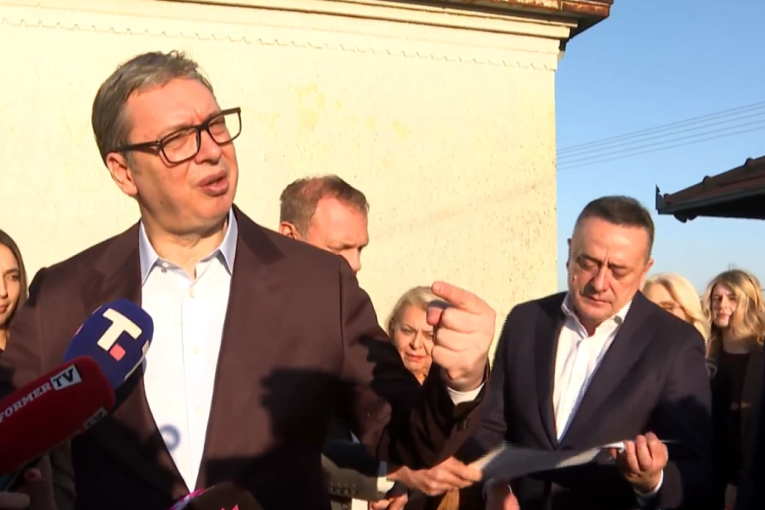 Vučić obilazi Ivoviće: Predsednik obećao novi put, biće još ulaganja (VIDEO)