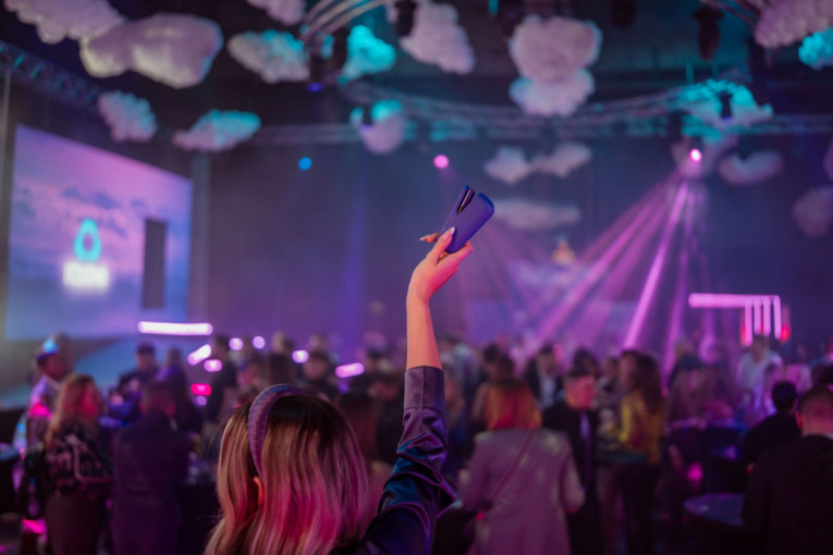 Ovo je godina Electric Purple energije: IQOS ILUMA i pokreće talas globalnih experienca