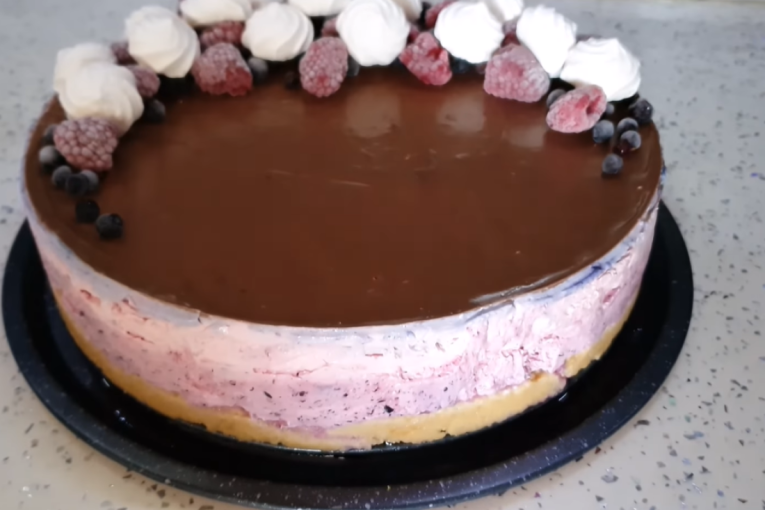 Recept dana: Čizkejk torta sa malinama se ne peče i idealna je za sve ljubitelje voćnih i kremastih poslastica