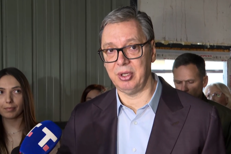 Vučić u Aranđelovcu: "Mi gledamo u budućnost, hoćemo ujedinjenu porodicu i Srbiju!" (FOTO/VIDEO)