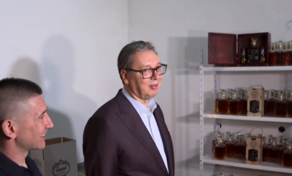 Vučić posetio Ivoviće: Predsednik obećao novi put, a biće još ulaganja (FOTO/VIDEO)