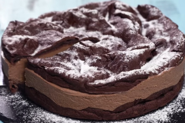 Recept dana: Čokoladna karpatka sa jagodama je varijacija poznatog slatkiša koja će vas oboriti s nogu