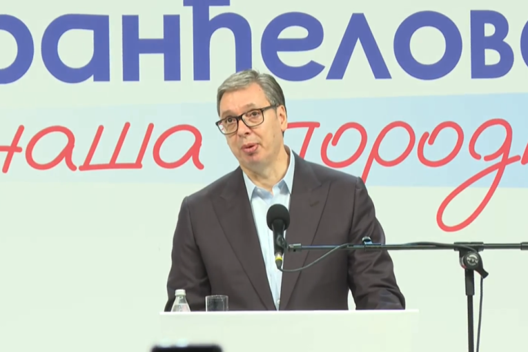 Vučić u Aranđelovcu: "Mi gledamo u budućnost, hoćemo ujedinjenu porodicu i Srbiju!" (FOTO/VIDEO)