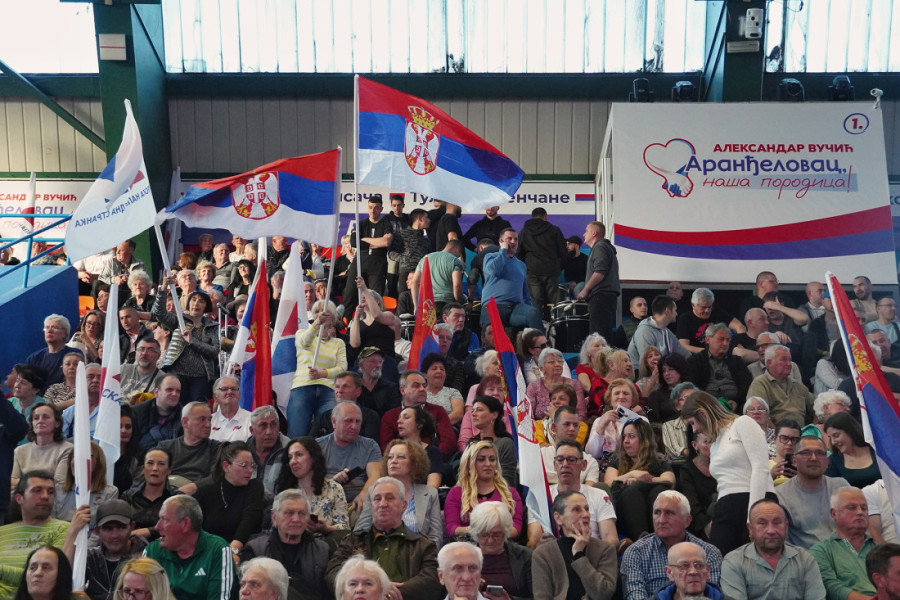 Vučić u Aranđelovcu: "Mi gledamo u budućnost, hoćemo ujedinjenu porodicu i Srbiju!" (FOTO/VIDEO)