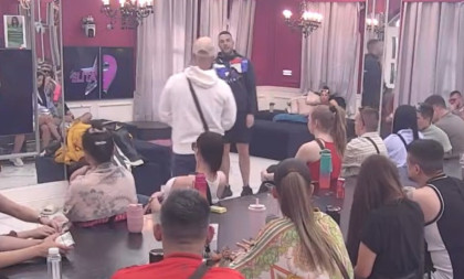 Luka Vujović zavalio Anđela pesnicom u glavu! Nastao opšti cirkus (VIDEO)