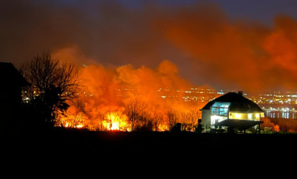 Gori fabrika! Vatrogasci u trci sa vremenom!
