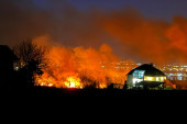 Detalji požara u Beočinu: Vatrogasci u nadljudskoj borbi sa buktinjom, plamen se vidi iz obližnjih gradova (FOTO/VIDEO)
