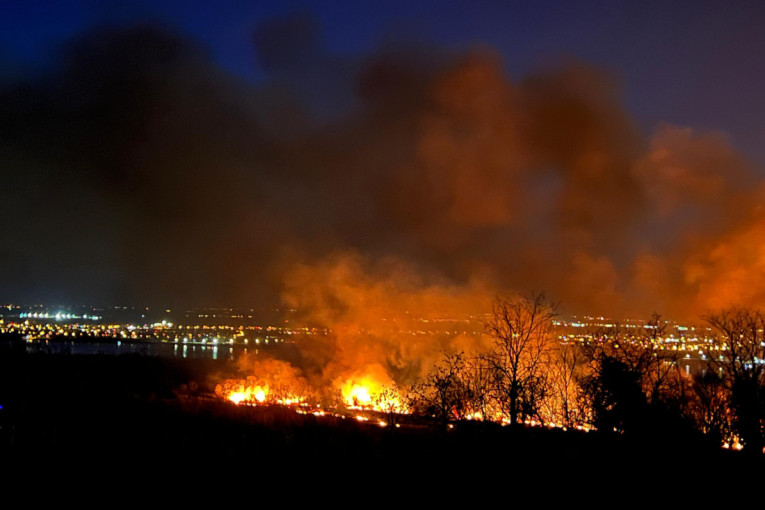 Detalji požara u Beočinu: Vatrogasci u nadljudskoj borbi sa buktinjom, plamen se vidi iz obližnjih gradova (FOTO/VIDEO)