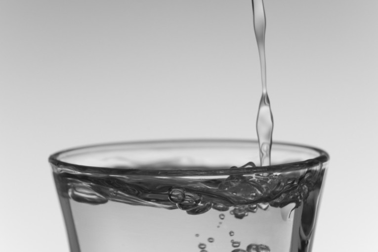 Da li biste probali? Vodka sa zmijskim srcem kao test hrabrosti i tradicije! (VIDEO)