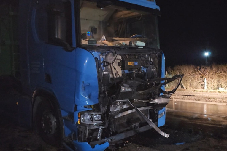 Slike i snimak sa mesta nezgode kod Novog Pazara: Audi se zakucao u kamion, dve osobe povređene!