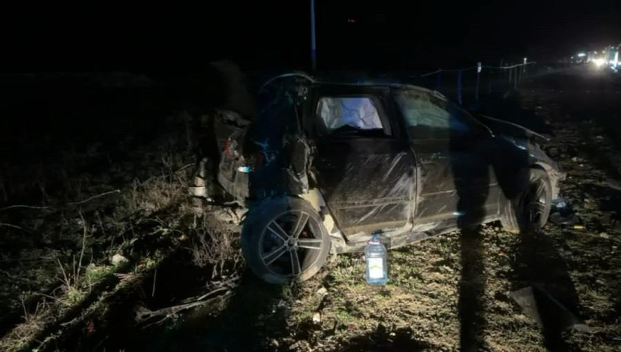 Slike i snimak sa mesta nezgode kod Novog Pazara: Audi se zakucao u kamion, dve osobe povređene!