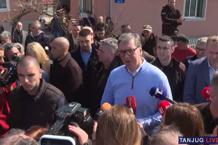 Predsednik sa narodom: Vučić obilazi porodično gazdinstvo Đorđević u Mramorcu kod Smederevske Palanke (FOTO/VIDEO)