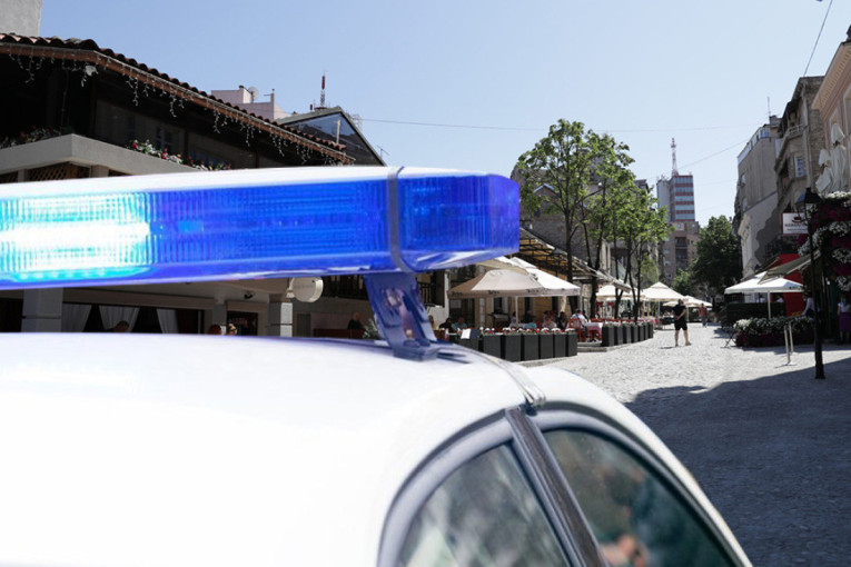 Haos u Skadarliji: Mladić nasrnuo na devojku, pa izbio opšti metež!