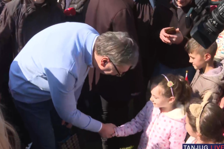 Predsednik sa narodom: Vučić obilazi porodično gazdinstvo Đorđević u Mramorcu kod Smederevske Palanke (FOTO/VIDEO)