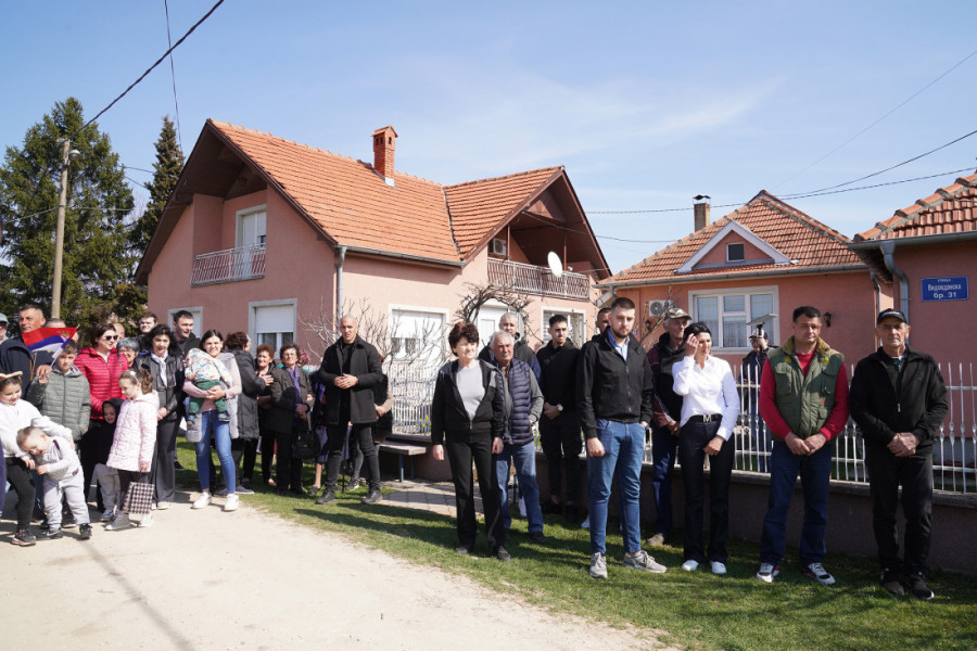 Predsednik sa narodom: Vučić obilazi porodično gazdinstvo Đorđević u Mramorcu kod Smederevske Palanke (FOTO/VIDEO)