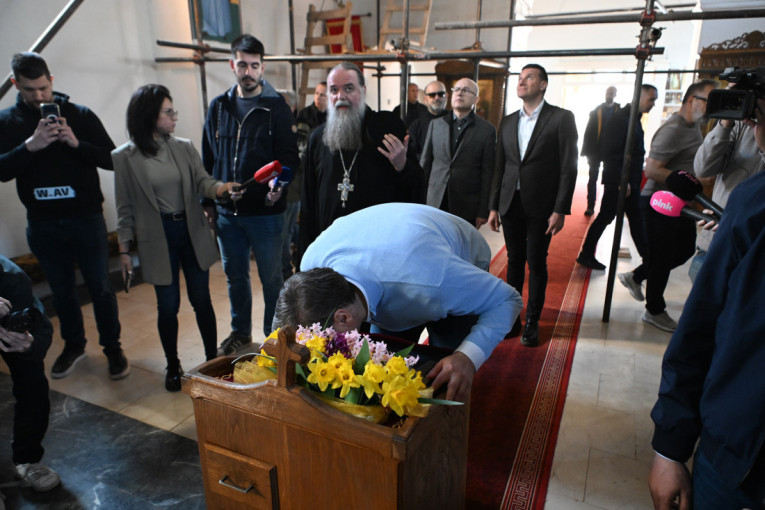 Snažna Vučićeva poruka narodu u Azanji: Da se ujedinimo i odbranimo zemlju od svih koji hoće da je sruše, živela naša porodica Srbija!