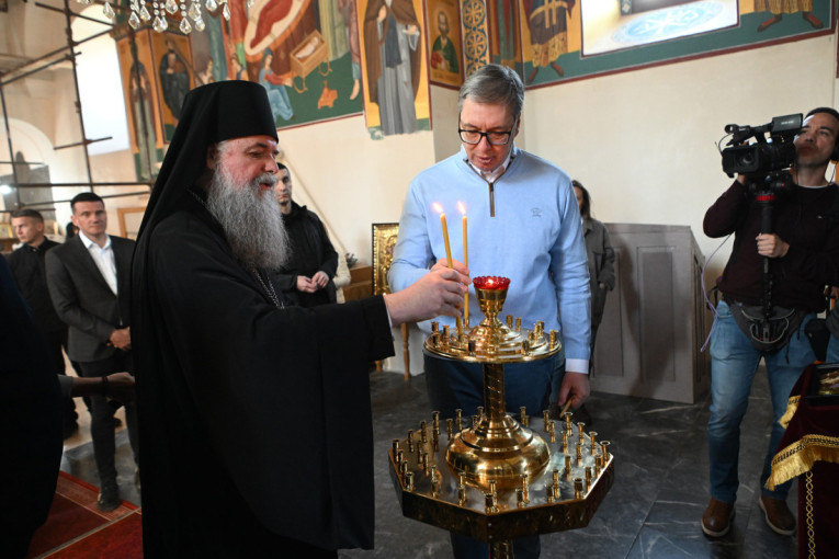 Snažna Vučićeva poruka narodu u Azanji: Da se ujedinimo i odbranimo zemlju od svih koji hoće da je sruše, živela naša porodica Srbija!