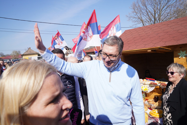 Vučić u Azanji: Predsednik pozdravljen gromoglasnim aplauzom, svuda se vijore srpske trobojke (FOTO/VIDEO)