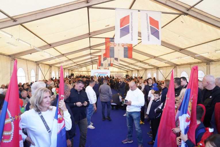 Snažna Vučićeva poruka narodu u Azanji: Da se ujedinimo i odbranimo zemlju od svih koji hoće da je sruše, živela naša porodica Srbija!