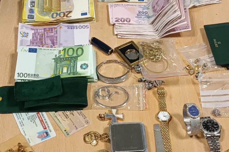 Švajcarac kao Giga Moravac: Carinici zatekli zlato, brendirane patike i luksuzne satove